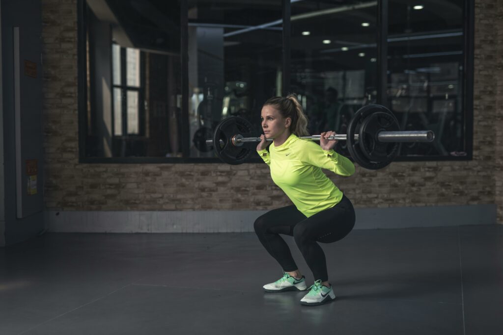 woman-squating-with-a-barbell