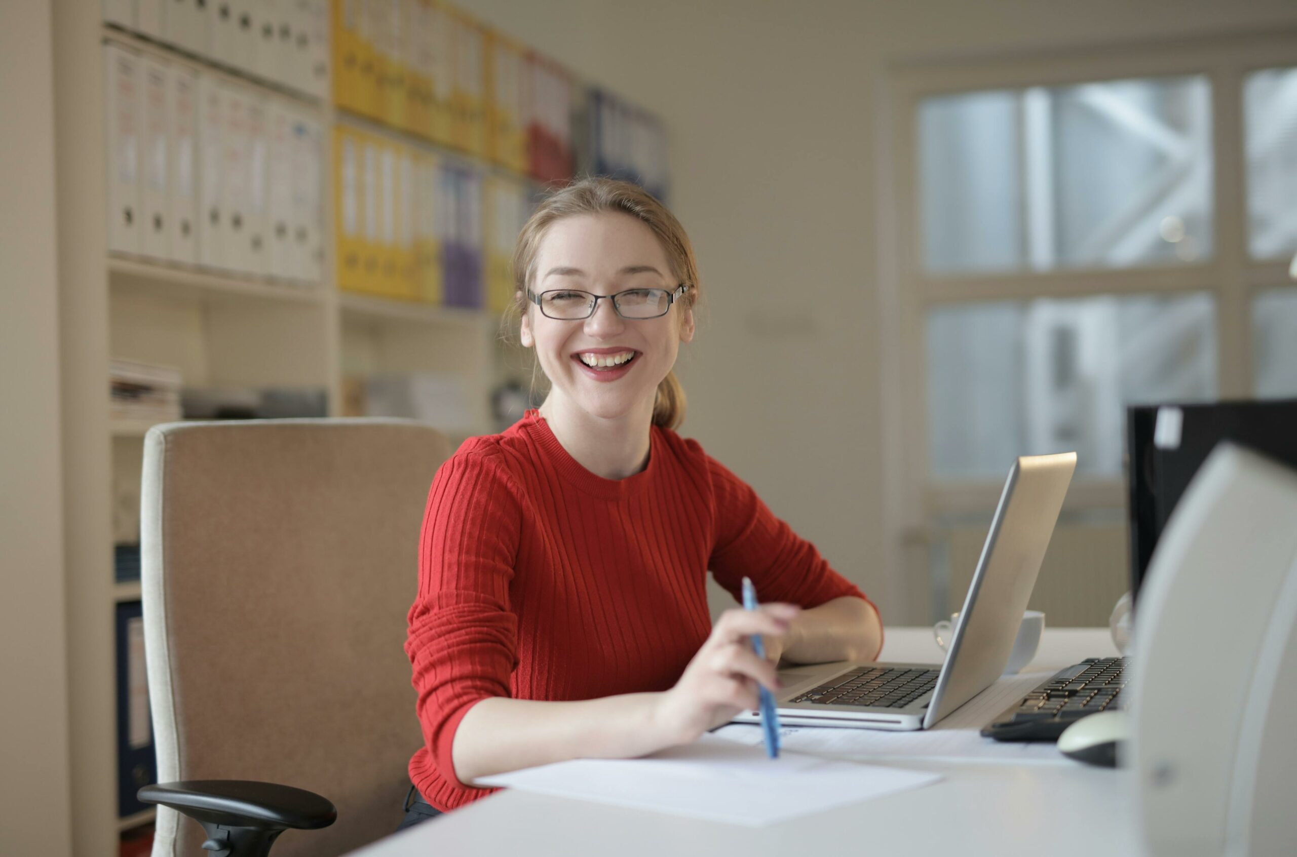 woman-sitting-at-desk