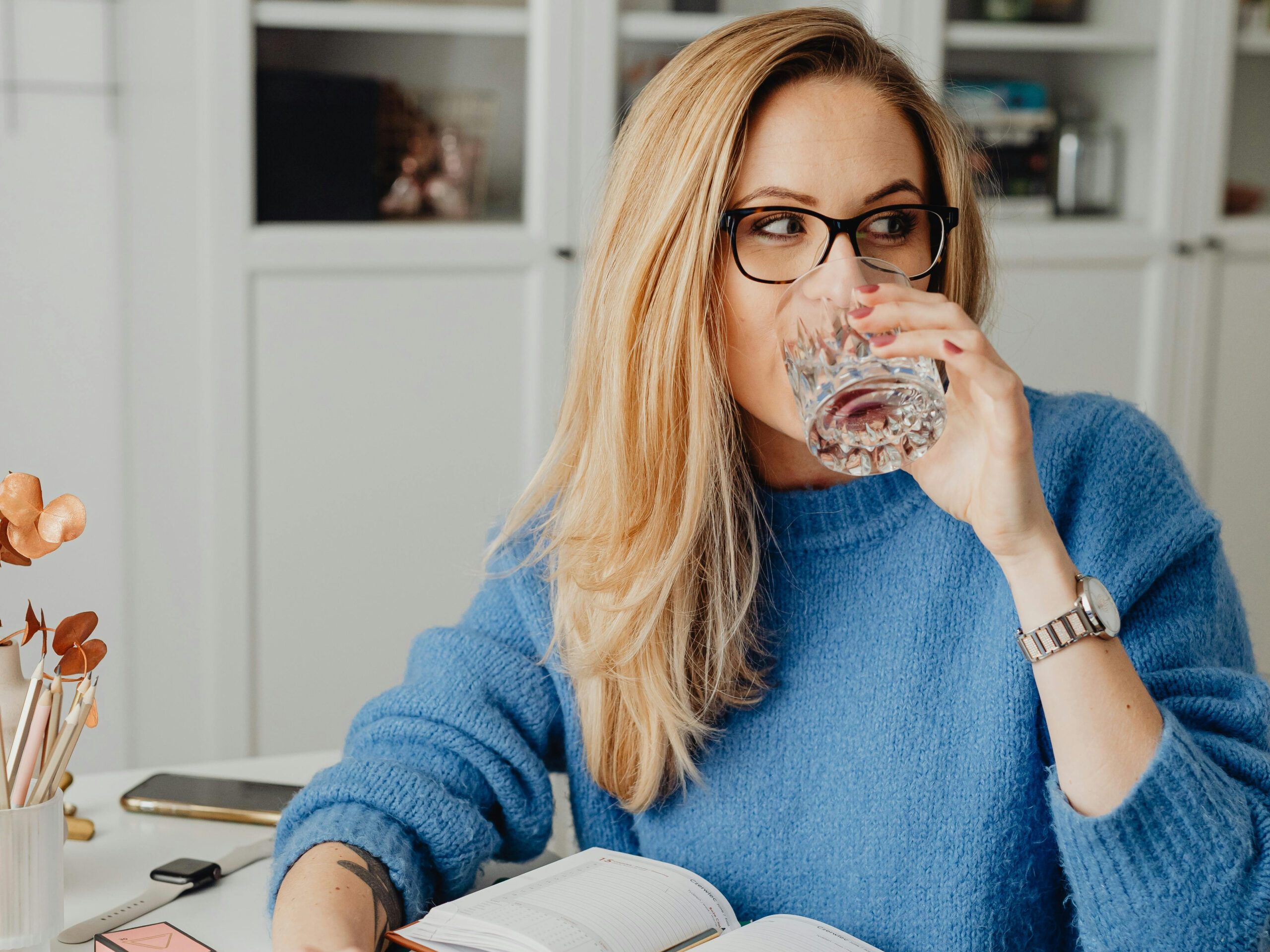 woman-drinking-a-glass-of-water